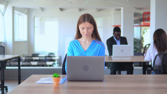 开业公司办公员工用笔记本电脑在开放式空间办公室工作人员视频