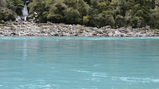 新西兰咆哮比利瀑布的绿松石水和瀑布视频