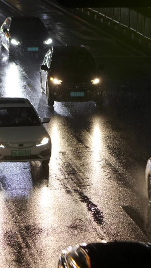 城市下雨天马路街道夜晚素材宣传片53秒视频