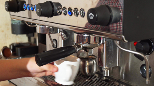 咖啡师正在咖啡机里煮咖啡视频