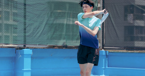 男生发网球的实况镜头15秒视频
