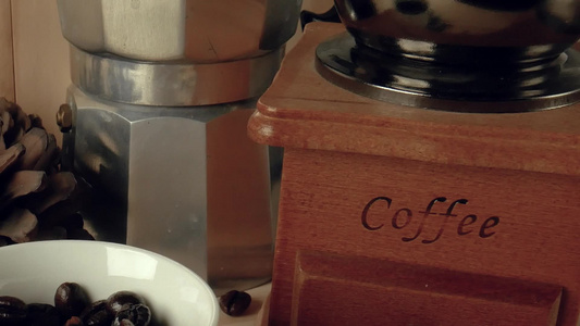 咖啡豆在木制桌子的白色杯子里视频