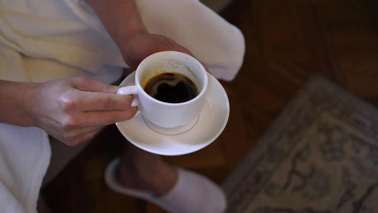 年轻人早上喝杯茶喝咖啡在家吃早饭视频