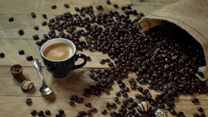 意式浓缩在咖啡豆上30秒视频