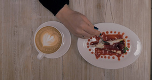 妇女在餐厅喝咖啡吃甜点21秒视频