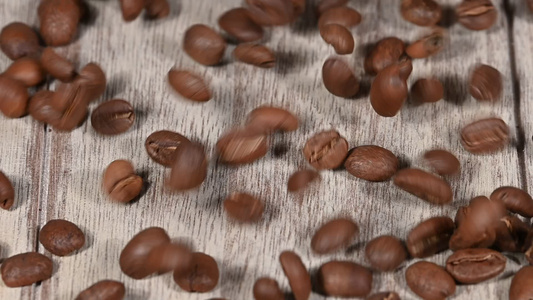 关闭咖啡豆倒在木制桌子上视频