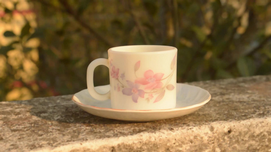 早晨阳光下的咖啡杯夏季清新凉爽的样子带有散景背景的视频