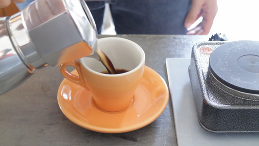 一杯热辣奶油咖啡用莫卡锅煮视频