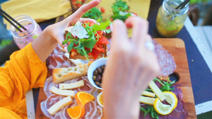 新鲜的粗菜奶酪和肉在户外咖啡厅的餐桌上在意大利的马纳罗18秒视频
