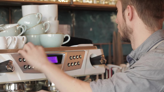 咖啡师用咖啡机煮咖啡视频
