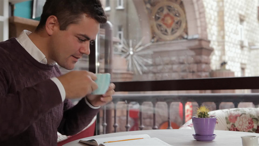 男人在咖啡馆喝咖啡视频