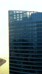 正在施工中的摩天大楼青岛第一高楼海天中心航拍日出日落视频