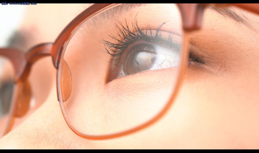 4k戴眼镜的女生明亮的眼睛特写视频