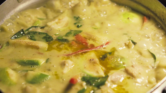 绿色咖喱煮在锅子上用鸡肉做绿色咖喱慢慢地运动视频