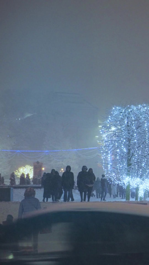 寒冬大雪天气圣诞节街头闪烁着霓虹灯节日气氛14秒视频