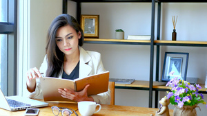 美丽的亚洲女商人坐在笔记本电脑前10秒视频
