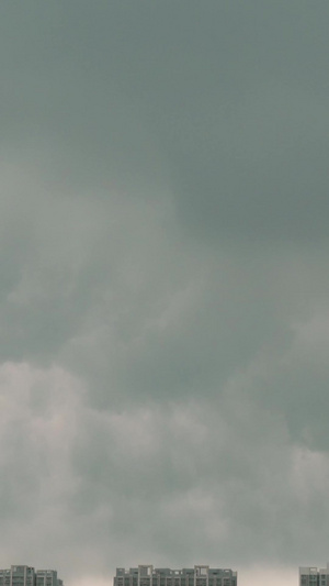 延时暴雨前城市上空的乌云时间流逝15秒视频
