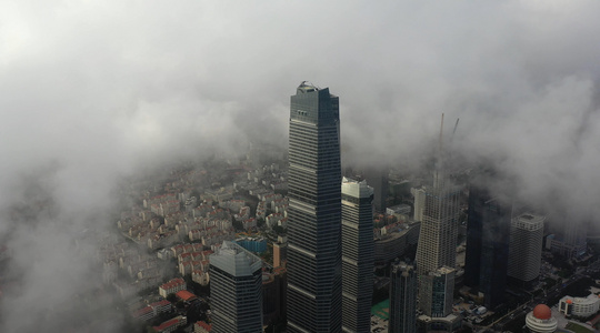 云雾中的城市青岛海天中心视频