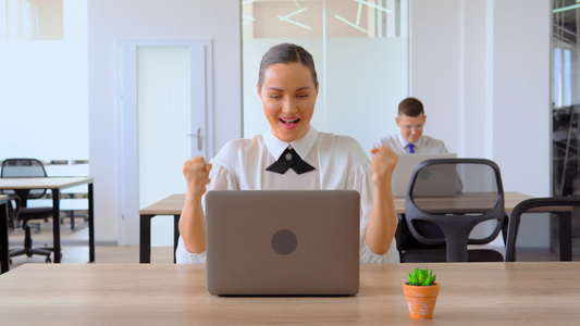 女性在笔记本电脑工作时的极大兴奋视频