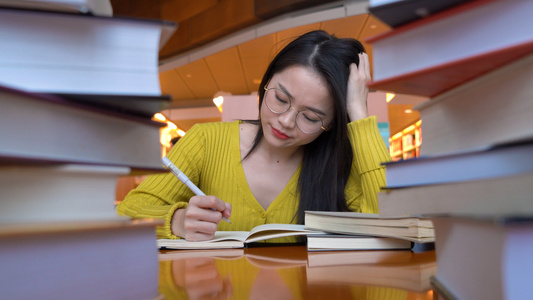 4k烦恼学习的女学生视频