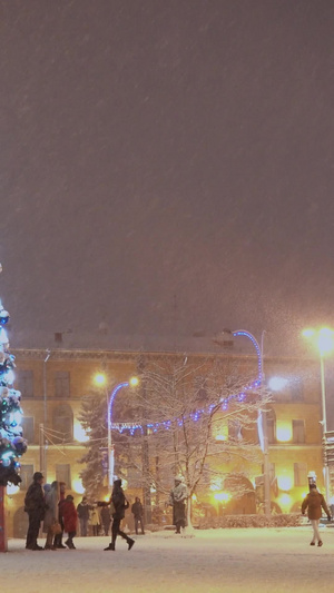 夜晚圣诞节街头节日气氛圣诞树15秒视频