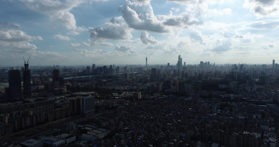 4K航拍广州广州塔城中村蓝天白云实拍视频