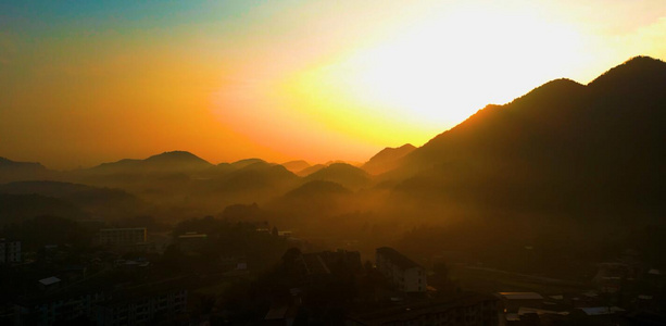 山川上的朝阳视频