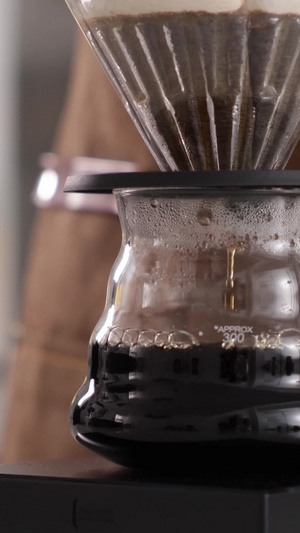咖啡师等待咖啡冲泡完成手工咖啡23秒视频