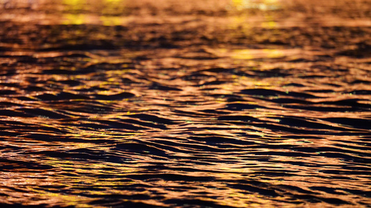 4k素材慢镜头升格拍摄夜晚波光粼粼的江景水面空镜视频