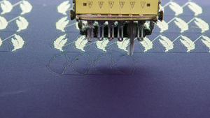 自动缝纫机根据数字指令制作图案16秒视频