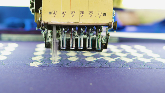 做织物缝纫模型的现代缝纫机紧闭视频