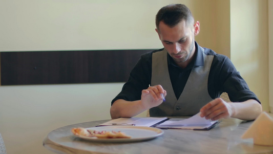 英俊男人在披萨咖啡厅写文件视频