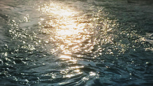 夏天夕阳下升格拍摄波光粼粼的湖面视频