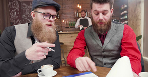 青年商人在网络摄像头前签署合同19秒视频