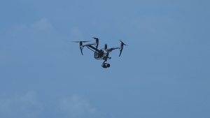 城市蓝天白云天空下航拍器无人机飞翔4k素材70秒视频