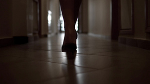 女商人在穿着高跟鞋走在走廊30秒视频