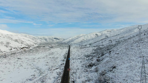 航拍川西高原山脉公路雪景视频42秒视频