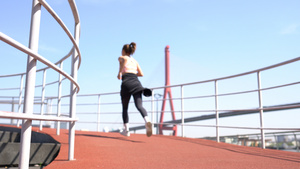 4k女性运动跑步空境5秒视频