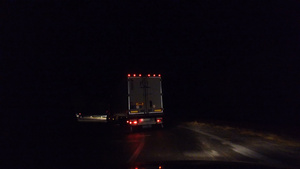 一次商业旅行在高速公路上乘坐卡车拖车雨后从湿路反射18秒视频
