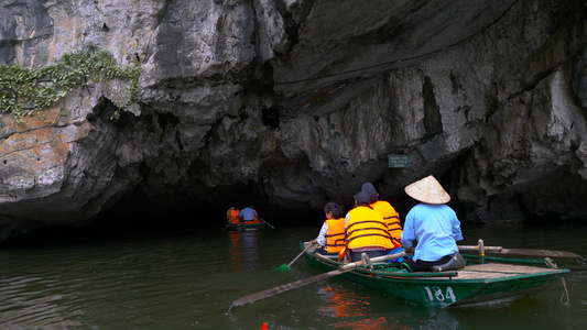 越南游船穿越洞穴实拍4K视频
