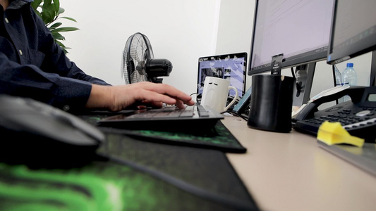 商人穿着衬衫坐在办公室里拿着咖啡杯在键盘上写字用鼠标视频