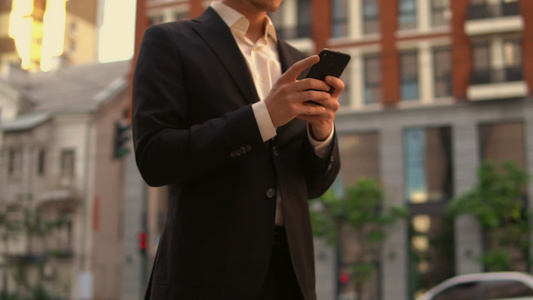 城市男性使用智能电话视频