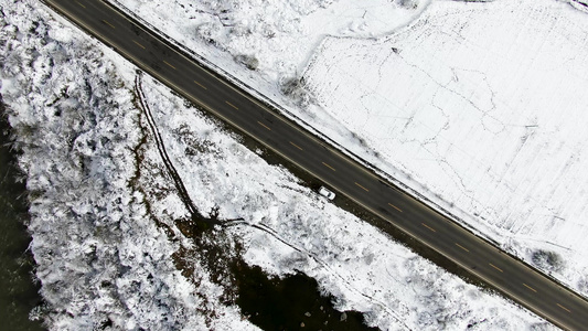 俯拍雪中的公路雪景航拍视频视频