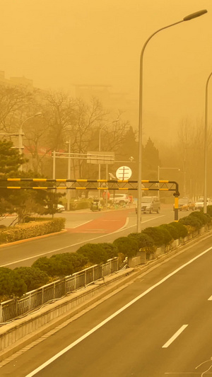 实拍沙尘暴北京二环路安定门东大街交通30秒视频