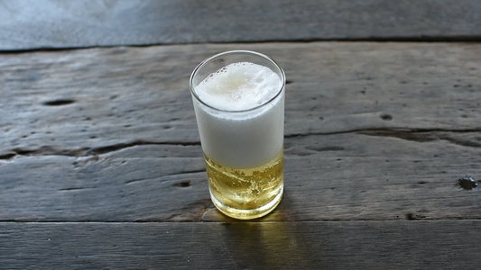 啤酒加玻璃中的冰视频