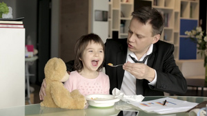 工作父亲喂养小女儿17秒视频