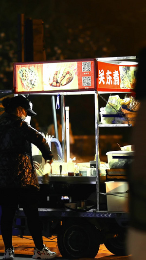 夜晚街边路口卖关东煮的小摊小吃摊17秒视频