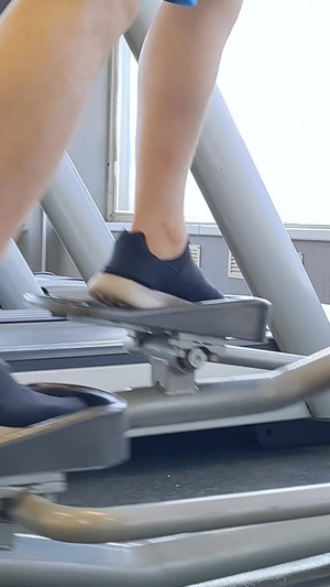 健身房椭圆机跑步的人有氧运动18秒视频