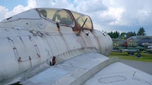 在露天军事博物馆的旧喷气式战斗机11秒视频