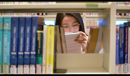 4k图书馆女生书架取书找书视频